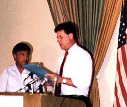 César Chávez next to Pete Sferrazza at podium