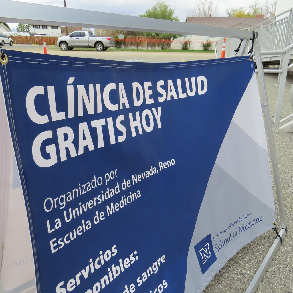 A sign which reads “Clinica de salud gratis hoy” (or “free health clinic today” in English).
