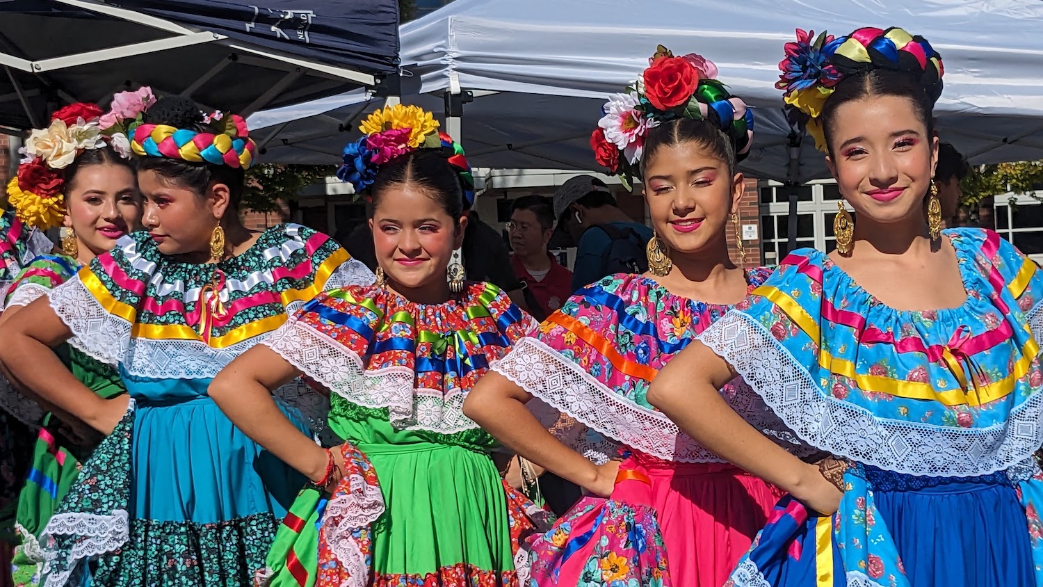 Little girls dressed in folkloric Mexican outfits